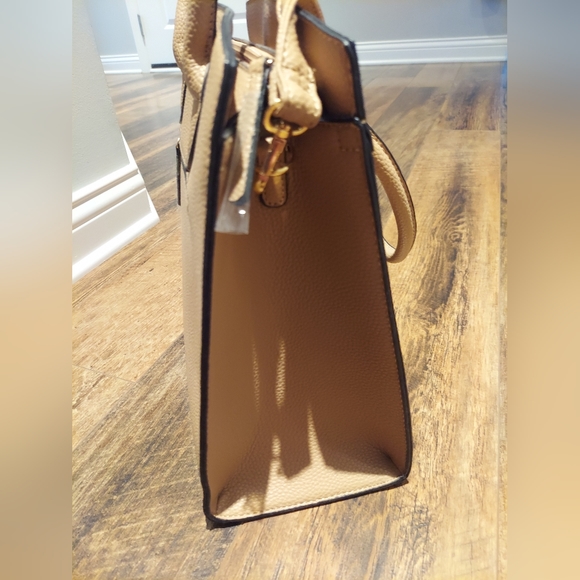 Designer inspired tan and gold buckle handbag - Picture 4 of 12